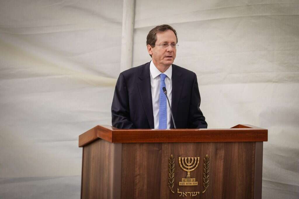 יצחק (בוזי') הרצוג בטקס לזכר יוני נתניהו. | אוליבייה פיטוסי פלאש 90