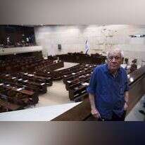 דני קרוון על רקע קיר התבליט שיצר לאולם מליאת הכנסת | יונתן זינדל, פלאש 90 דני קרוון על רקע קיר התבליט שיצר לאולם מליאת הכנסת | יונתן זינדל, פלאש 90