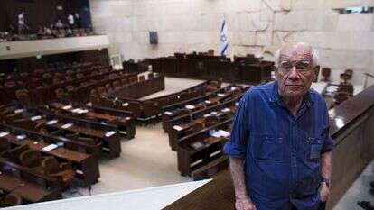 דני קרוון על רקע קיר התבליט שיצר לאולם מליאת הכנסת | יונתן זינדל, פלאש 90