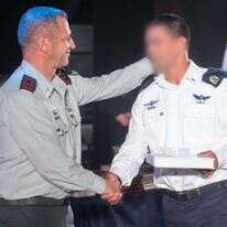 אביב כוכבי עם אחד הלוחמים שקיבלו צל"ש. | דוצ