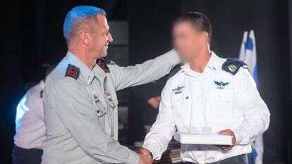 אביב כוכבי עם אחד הלוחמים שקיבלו צל"ש. | דוצ