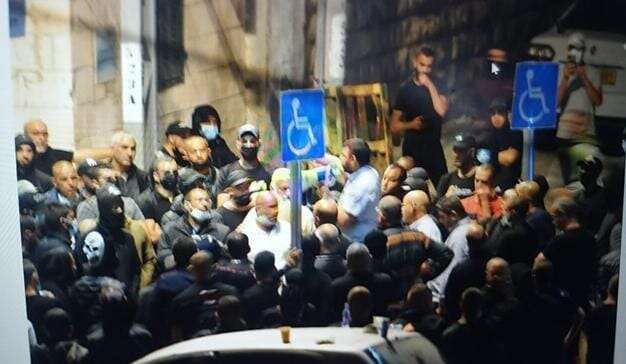 עו"ד זבארגה מדבר עם הפורעים במהומות לוד.