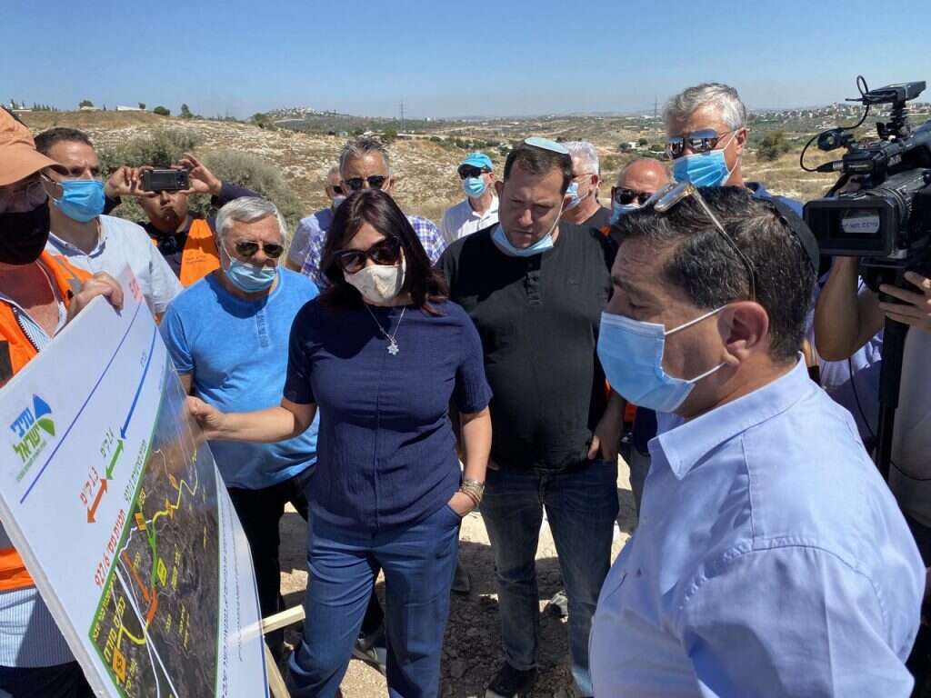 מירי רגב במהלך ביקור בשטח המועצה האזורית שומרון בתחילת כניסתה לתפקיד. | תקשורת שרת תחבורה