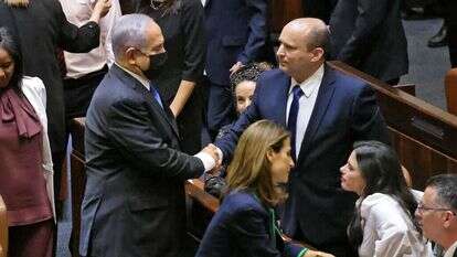 כישלון של ממשלה– כל ממשלה – הוא על חשבון המדינה. ראש הממשלה ונתניהו לוחצים ידיים במליאת הכנסת, השבוע. | איי.אף.פי