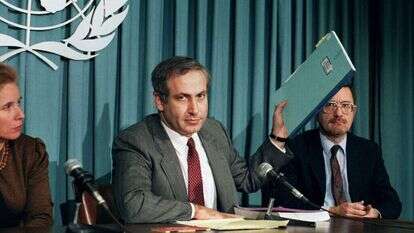 במסיבת עיתונאים על ארכיון פשעי המלחמה הנאציים, בתור
שגריר ישראל באו"ם, 1987. | איי.אף.פי