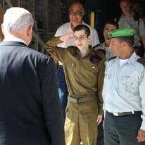 מקבל את פניו של גלעד פרק חמישי שליט עם השלמת העסקה לשחרורו משבי חמאס. | דו"צ