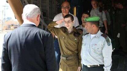 מקבל את פניו של גלעד פרק חמישי שליט עם השלמת העסקה לשחרורו משבי חמאס. | דו"צ מקבל את פניו של גלעד פרק חמישי שליט עם השלמת העסקה לשחרורו משבי חמאס. | דו"צ