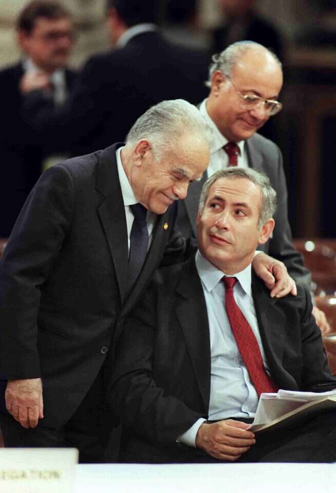 ישצחק שמיר ובנימין נתניהו. האם השני ישכיל לקבל החלטות דומות לזה של הראשון? | AFP ישצחק שמיר ובנימין נתניהו. האם השני ישכיל לקבל החלטות דומות לזה של הראשון? | AFP