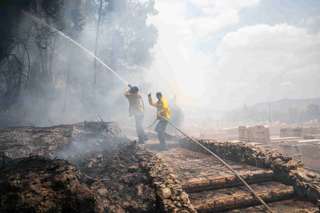 כוחות כיבוי נאבקים בשריפות בהרי ירושלים, בחודשיים
האחרונים. | יוסי אלוני