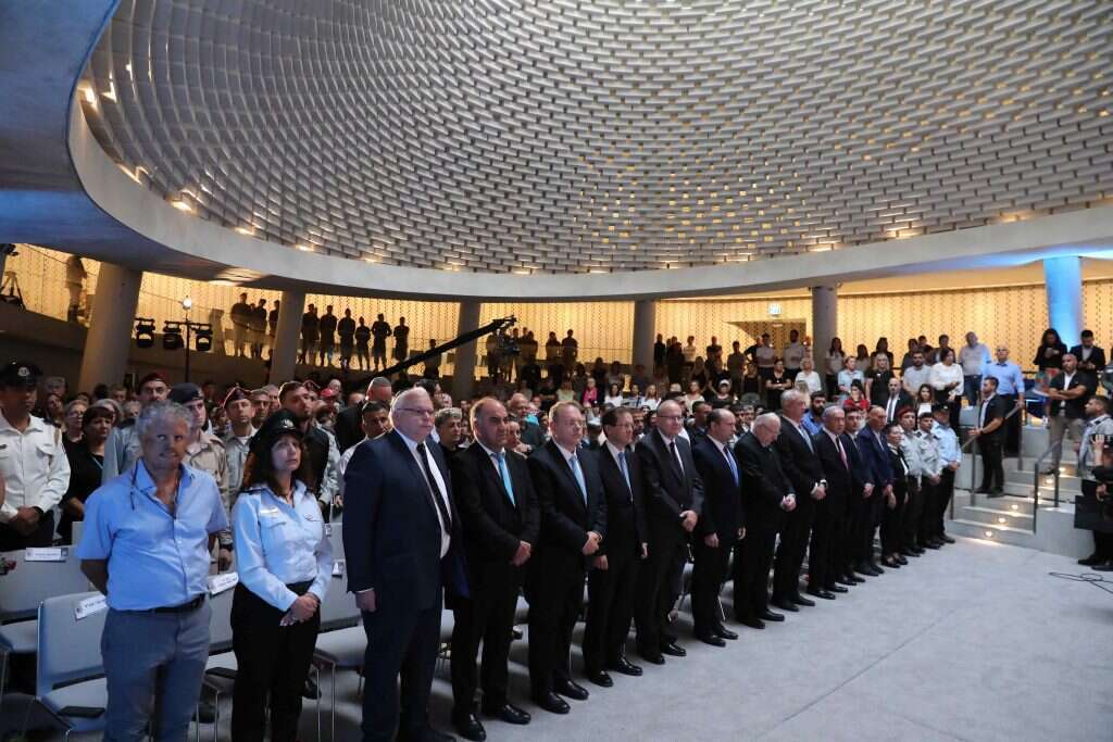 טקס בהיכל הזיכרון בהר הרצל. | EPA טקס בהיכל הזיכרון בהר הרצל. | EPA
