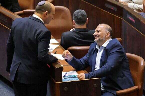 לא עמד בפיתוי. ראש הממשלה נפתלי בנט ויו"ר רע"מ מנסור עבאס | AFP