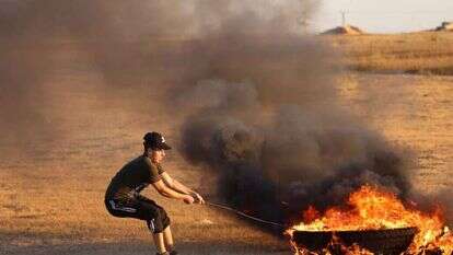 מבעירים צמיגים ברצועת עזה, קרוב לגבול. | AFP