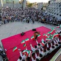 תומכי ראיסי בחגיגות לנצחונו בכיכר האימאם חוסיין בטהרן. | AFP