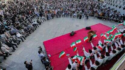 תומכי ראיסי בחגיגות לנצחונו בכיכר האימאם חוסיין בטהרן. | AFP