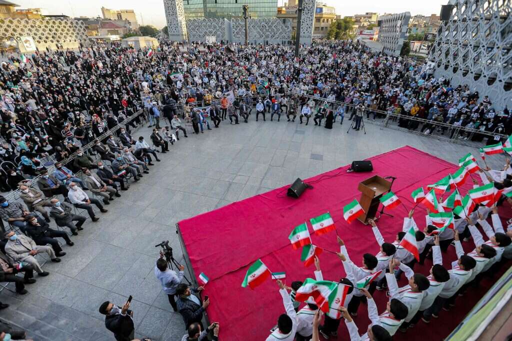 תומכי ראיסי בחגיגות לנצחונו בכיכר האימאם חוסיין בטהרן. | AFP