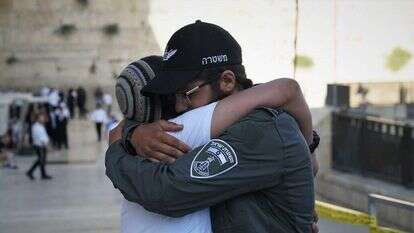 עוז אליבליה ואחיו הקטן בהשבעה בכותל המערבי. | דוברות המשטרה (מג"ב)