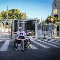 איש מחאת דגלים שחורים מול בית ראש הממשלה בירושלים. | אורן בן חקון