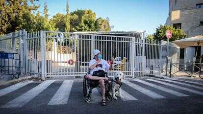 איש מחאת דגלים שחורים מול בית ראש הממשלה בירושלים. | אורן בן חקון איש מחאת דגלים שחורים מול בית ראש הממשלה בירושלים. | אורן בן חקון