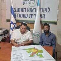 יוסי דגן חותם על בקשת התבע לאביתר. | רועי חדי יוסי דגן חותם על בקשת התבע לאביתר. | רועי חדי
