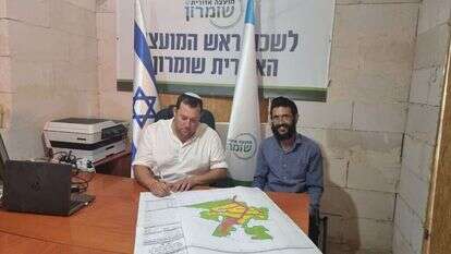 יוסי דגן חותם על בקשת התבע לאביתר. | רועי חדי