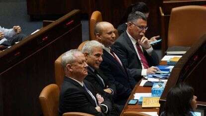 סער, בנט, לפיד וגנץ בהצבעה במליאה. | דוברות הכנסת - דני שם טוב