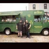 השף ניר שיינפלד (מימין) ומשאית המזון "המושבה". מתוך האינסטגרם