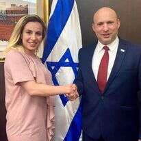 המנכ"לית החדשה של מפלגת ימינה סטלה ויינשטיין עם יו"ר המפלגה, נפתלי בנט. | דוברות