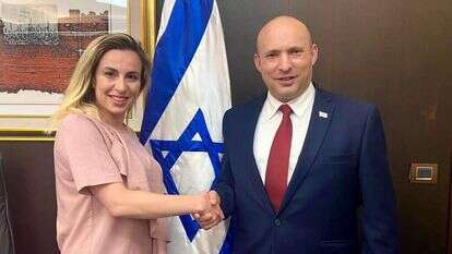 המנכ"לית החדשה של מפלגת ימינה סטלה ויינשטיין עם יו"ר המפלגה, נפתלי בנט. | דוברות