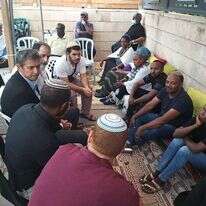 יועז הנדל עם משפחת ביסט. | משה שטה