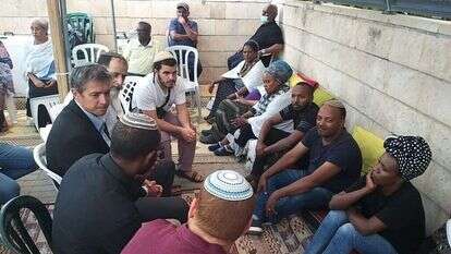 יועז הנדל עם משפחת ביסט. | משה שטה