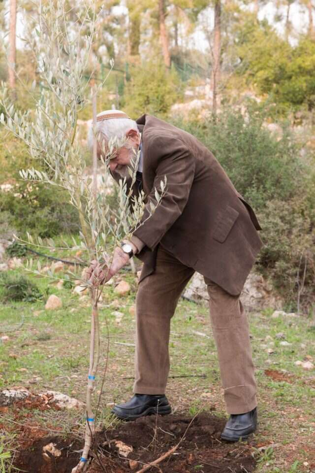 השופט טל נוטע עץ בחגיגות יום הולדתו ה-90 השופט טל נוטע עץ בחגיגות יום הולדתו ה-90