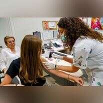 אחות מחסנת נערה נגד קורונה. | AFP