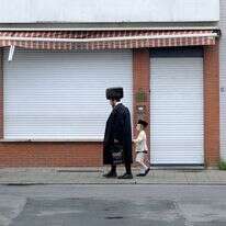 יהודים אורתודוקסים בדרכם לבית כנסת בבלגיה. | שאטרסטוק