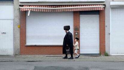 יהודים אורתודוקסים בדרכם לבית כנסת בבלגיה. | שאטרסטוק