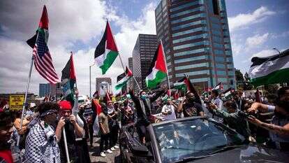 הפגנת תמיכה בפלסטינים ליד הקונסוליה הישראלית בלוס אנג'לס. | EPA