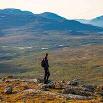 מצויד במטען קל בלבד יוצא הגיבור למסע שאינו מתכוון לשוב ממנו. סאנה פל, אנונטקיו, פילנד | שאטרסטוק