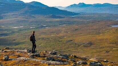 מצויד במטען קל בלבד יוצא הגיבור למסע שאינו מתכוון לשוב ממנו. סאנה פל, אנונטקיו, פילנד | שאטרסטוק