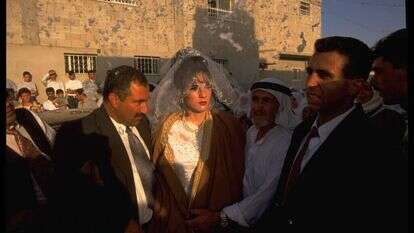 החברה הערבית נוטה פחות לערער על הסמכות של הדין הדתי בענייני משפחה. חתונה ערבית בפרברי ירושלים, 1997. | גטי אימג'ס החברה הערבית נוטה פחות לערער על הסמכות של הדין הדתי בענייני משפחה. חתונה ערבית בפרברי ירושלים, 1997. | גטי אימג'ס