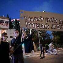 מנהיגים ייבחנו ביכולתם ליצור בריתות פוליטיות רחבות. הפגנות "הדגלים השחורים" נגד בנימין נתניהו, תל אביב 2020. | תומר נויברג, פלאש 90