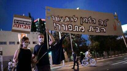 מנהיגים ייבחנו ביכולתם ליצור בריתות פוליטיות רחבות. הפגנות "הדגלים השחורים" נגד בנימין נתניהו, תל אביב 2020. | תומר נויברג, פלאש 90 מנהיגים ייבחנו ביכולתם ליצור בריתות פוליטיות רחבות. הפגנות "הדגלים השחורים" נגד בנימין נתניהו, תל אביב 2020. | תומר נויברג, פלאש 90