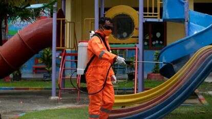 חיטוי גן שעשועים בקנדה כחלק מהמאבק בנגיף. | EPA