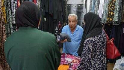 עמוס מזוז בחנותו שנפתחה השבוע מחדש. | אייל מרגולין - ג'יני