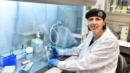 פרופ' שולמית לבנברג במעבדה. | רמי שלוש פרופ' שולמית לבנברג במעבדה. | רמי שלוש