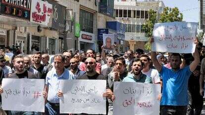 פלסטינים במחאה על מותו של ניזאר בנאת בחברון. | AFP