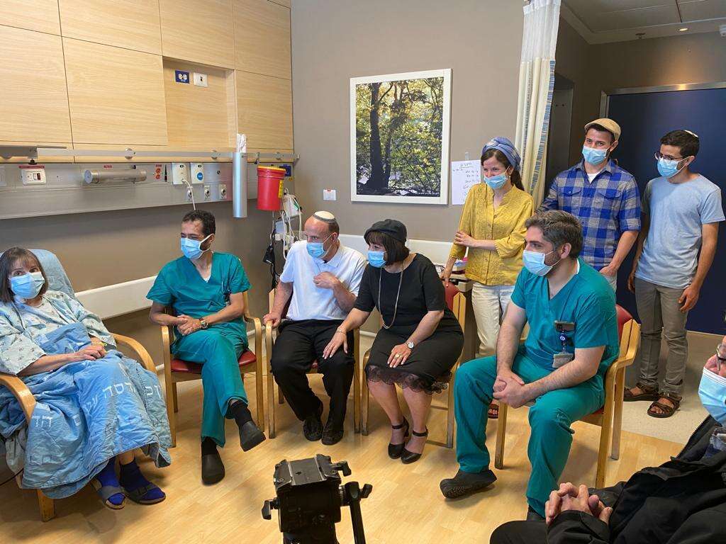 "הכליה עובדת אצלה כמו שצריך, וזה מרגש". בני משפחת בלוך עם נעמי שקד־מונדר והצוות המנתח. | דוברות הדסה