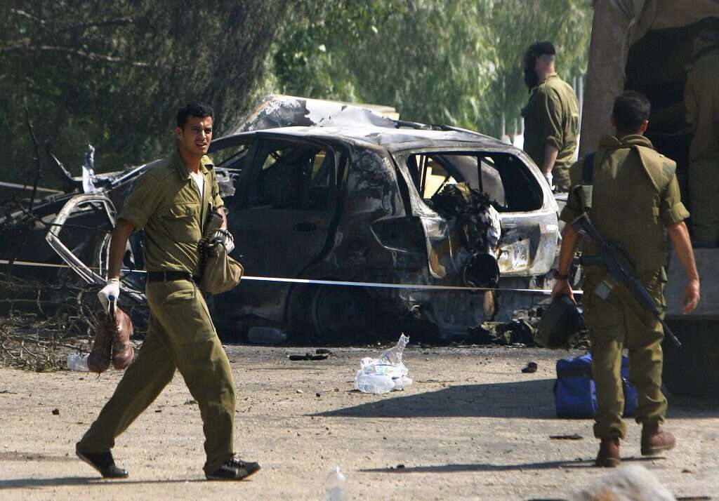 נפילה במרכז הכוח. פינוי הנפגעים סמוך לכפר־גלעדי. | איי.פי