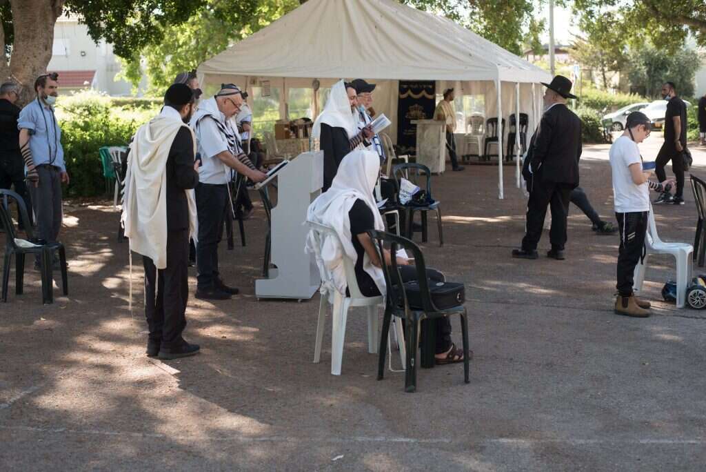 מניין חצר ברחבת בית הכנסת המרכזי. | סוכנות ג'יני