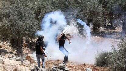 מתפרעים פלסטינים ביו"ש. | EPA