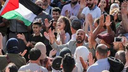 מחאה על מותו של ניזאר בנאת ברמאללה. | AFP