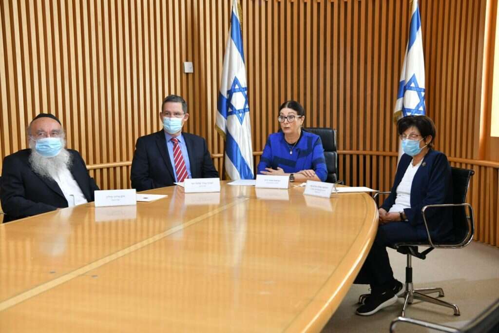 נשיאת בית המשפט העליון אסתר חיות עם חברי ועדת החקירה הממלכתית. | דוברות הרשות השופטת